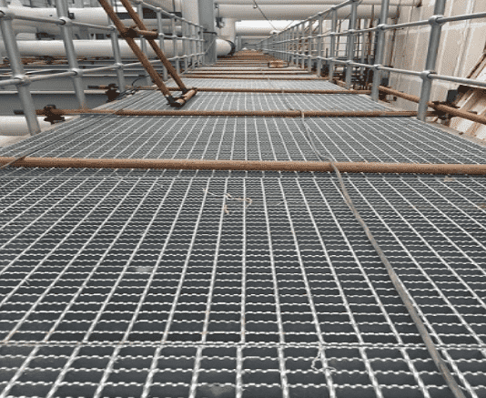 工廠平臺走道用防滑鋼格柵板廠家定做。